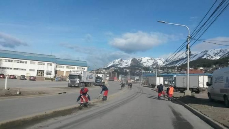 Realizan la limpieza de Avenida Perito Moreno y barrios próximos