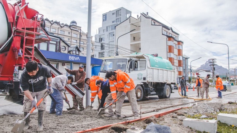 Continúa la reconstrucción de veredas en Avenida Maipú