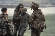 La detención de un comando argentino y otras 28 impactantes fotos del Museo Imperial de Guerra británico sobre Malvinas