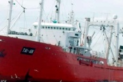 Renunciaron dos funcionarios por el escándalo del barco de un empresario chino que lleva toneladas ilegales de merluza negra