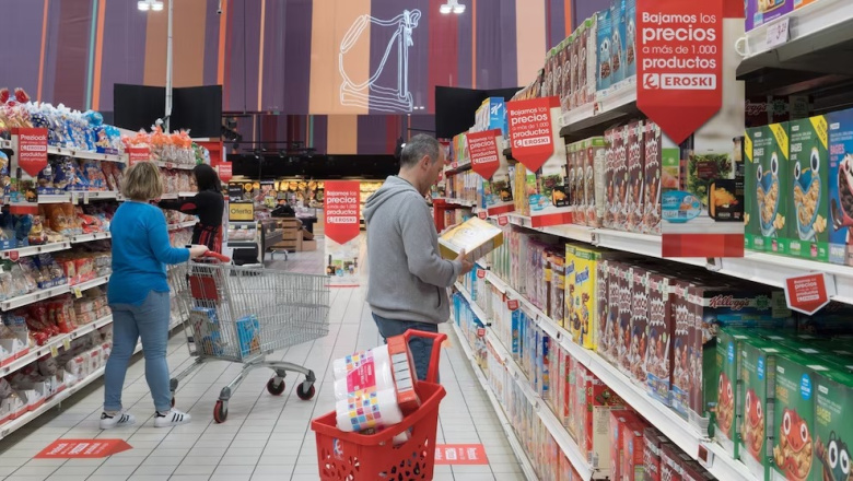 Cada vez más familias se endeudan para hacer compras en el supermercado, según un informe de la UBA