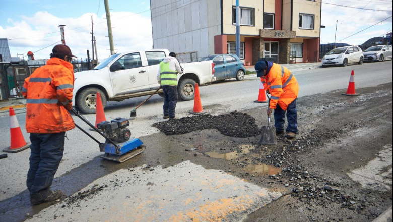 Continúan con el bacheo de calles y avenidas