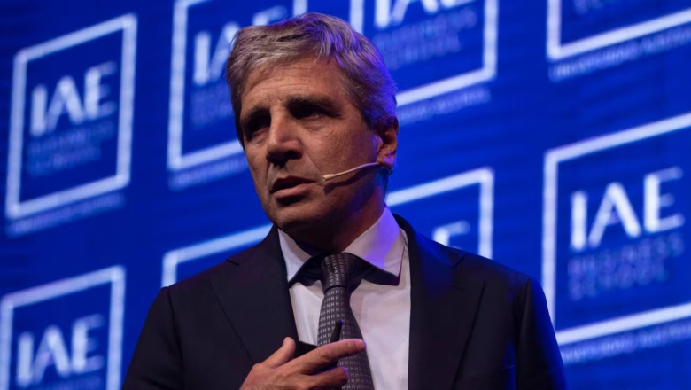 Luis Caputo explicó cómo fue la intervención oficial para bajar el dólar y criticó a los bancos