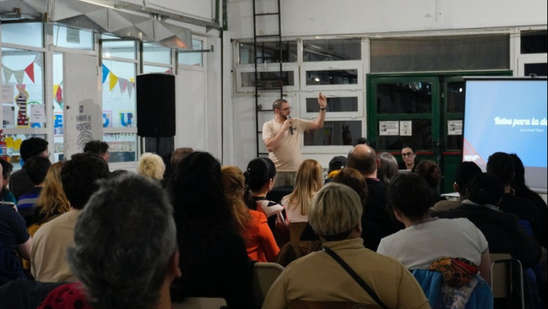 El CENT 11 realiz贸 su primera jornada de capacitaci贸n docente en inteligencia artificial