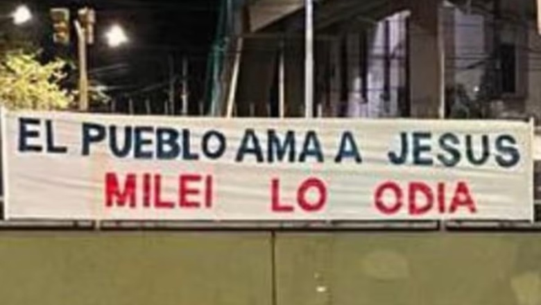 Aparecieron carteles contra Javier Milei en la peregrinación de jóvenes a Luján