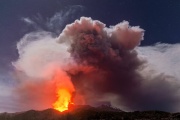 El monte Etna, el volcán más activo de Europa, entra en erupción y obliga a suspender vuelos