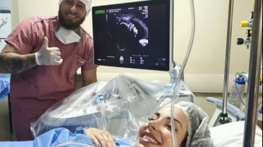 La extraordinaria operación con la que unos médicos quemaron el tumor de un bebé en el útero para salvarle la vida