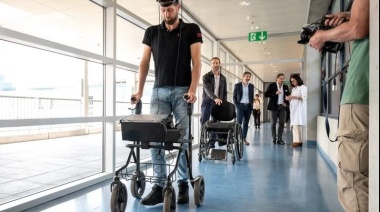 Un hombre tetrapléjico vuelve a caminar naturalmente por primera vez en el mundo