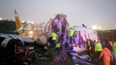 Estambul: un avión se partió en tres durante el aterrizaje