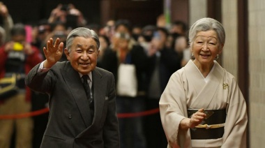 Akihito y Michiko, la historia de amor del amor que revolucionó a Japón