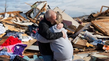Continúa la búsqueda desesperada de sobrevivientes en EEUU tras devastación de tornados: “Parece una zona de guerra”