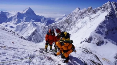 La "zona de la muerte" del Himalaya donde buscan a decenas de montañistas fallecidos a más de 8.000 metros