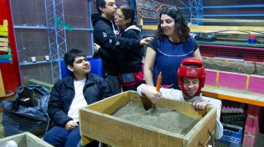 Un equipo municipal compartió actividades en la huerta con los chicos y chicas del Kayú Chenen