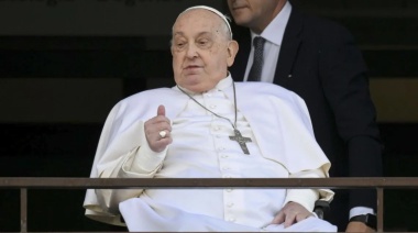 El Papa Francisco fue dado de alta y saludó a los fieles