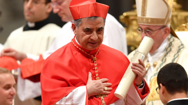 "La dama del cardenal": una misteriosa mujer irrumpe en las intrigas vaticanas