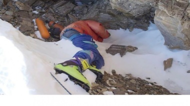 "Muerte, carnicería y caos": el escalofriante testimonio de un cineasta que alcanzó la cima del Everest