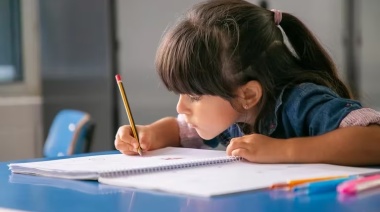 ¿Por qué los chicos ya no aprenden a leer y escribir?: Un ensayo culpa a la excesiva influencia de pedagogos y psicólogos en la escuela