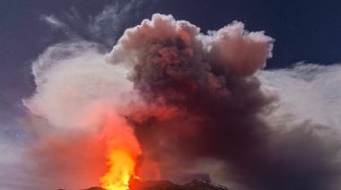 El monte Etna, el volcán más activo de Europa, entra en erupción y obliga a suspender vuelos