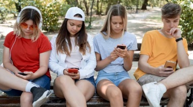 “No es un juguete”. La campaña de padres para que Papa Noel no regale celulares a los niños