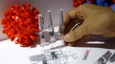 Johnson & Johnson suspende las pruebas de su vacuna por una enfermedad inexplicable