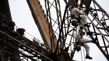 La Torre Eiffel se viste de dorado de cara a los Juegos Olímpicos de 2024