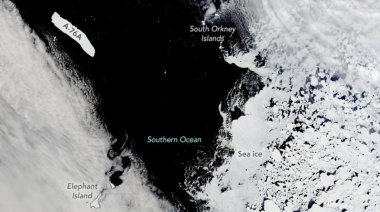 Un gran iceberg se mueve sobre aguas del Pasaje de Drake