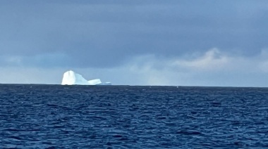 Alerta en Ushuaia: Apareció un iceberg flotando cerca de la costa