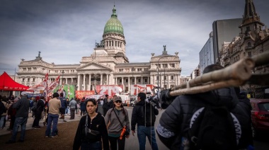 Organizaciones de jubilados, la CGT y movimientos sociales se manifiestan frente al Congreso