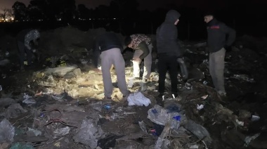 Ya son 75 mil los dólares que sacaron de la basura en Santa Fe y siguen buscando entre desechos: por la noche lo hicieron con linterna