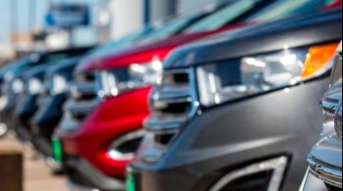 Para bajar precios, reducen impuestos para autos de alta gama y motos