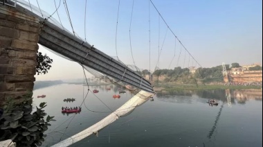 El colapso de un puente en India que dejó más de 140 muertos