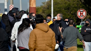 Sergio Berni llegó a un piquete en moto, les prometió más seguridad a los vecinos y logró que levantaran las protestas