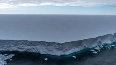 El Irízar eludió el témpano gigante en la Antártida pero ahora tiene que atravesar un campo de hielo