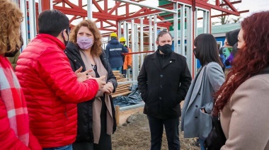 Harrington y Yutrovic visitaron la obra de ampliación de la escuela experimental "Los Ñires"