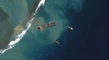 Derrame de petróleo en la isla Mauricio: el barco MV Wakashio que vertió toneladas de crudo en el océano Índico se rompió en dos