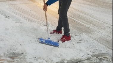 Apelan a la responsabilidad y solidaridad comunitaria para mantener las veredas limpias de nieve