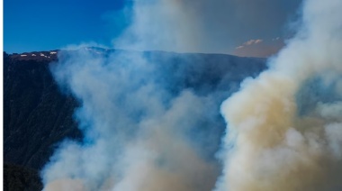 Los incendios en Río Negro vistos del cielo: el fuego avanzó sobre los cerros y arrasa la vegetación