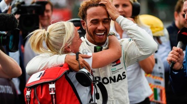 Quién es la mujer que acompaña a Lewis Hamilton a todos lados y por qué es crucial para el campeón