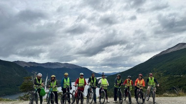 Ushuaia más allá del puerto: Ciclistas profesionales chinos promocionan el turismo alternativo para cruceristas