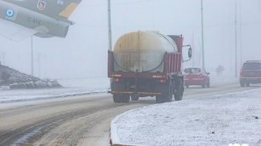 Escarchas en Río Grande: Camiones municipales, regaderos y saleros trabajan en las distintas calles