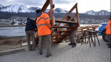 Colocan escaleras en Bahía encerrada y trabajan en el mantenimiento de calles de tierra.