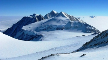 Está en la Antártida, y es la octava montaña más prominente del mundo.