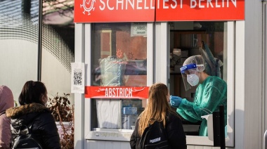 Aumento de casos en países europeos que levantaron "brutalmente" sus restricciones anticovid