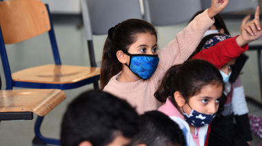 Por qué Europa suma restricciones, pero las escuelas siguen abiertas