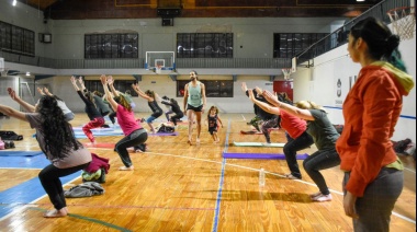 Implulsan clases de Yoga para deportistas y vecinos