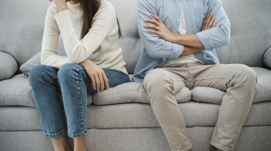 Qué significa que una persona siempre se calle para evitar conflictos, según la psicología