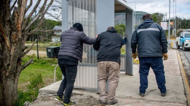 Nuevas garitas de colectivos reemplazan a las antiguas de madera