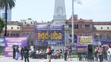 Milei salió al balcón a saludar por su cumple y lo insultaron los universitarios que estaban en clase pública