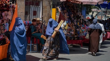 Los talibanes reimponen el velo total obligatorio para las mujeres y dicen que es “mejor para ellas que permanezcan en casa”