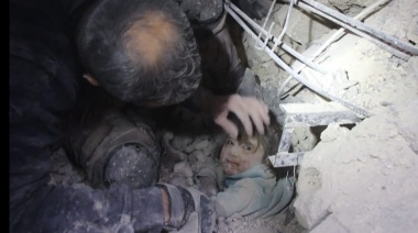 “¿Dónde está mi mamá?”: el drama de los niños rescatados entre los escombros tras el terremoto en Turquía y Siria